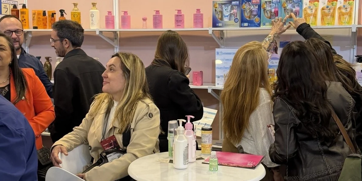 Visitantes e equipe no espaço da Polyser na Beauty Fair 2026.